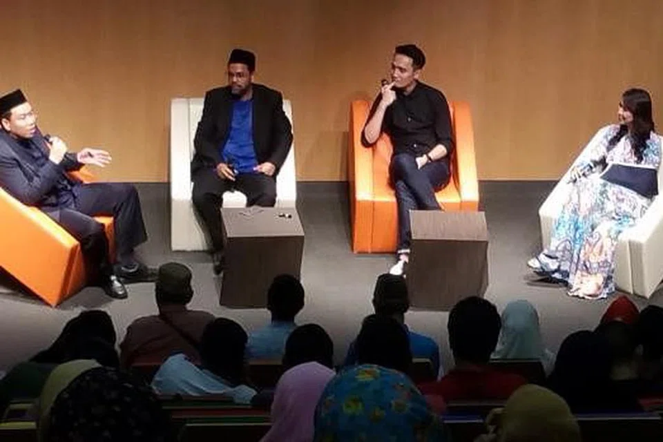 KUPAS ISU MENTUA-MENANTU: (Dari kiri) Ustaz Firdaus dan Ustaz Syed Mustafa menganjurkan seminar mengupas topik mentua dan menantu yang turut mengundang selebriti Fauzie Laily dan Nurul Aini bagi mengongsi pengalaman mereka di Institut Pembelajaran Sepanjang Hayat dekat Paya Lebar baru-baru ini. - Foto NUR ADILAH MAHBOB