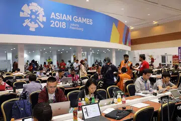 SEDIA MELAPORKAN: Wartawan di Pusat Media kelihatan mula melaporkan perkembangan temasya Sukan Asia yang akan berlangsung di dua tempat, Jakarta dan Palembang, mulai hari ini hingga 2 September nanti. - Foto EPA-EFE