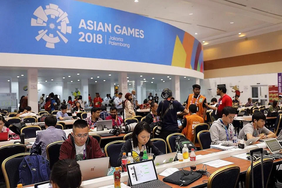 SEDIA MELAPORKAN: Wartawan di Pusat Media kelihatan mula melaporkan perkembangan temasya Sukan Asia yang akan berlangsung di dua tempat, Jakarta dan Palembang, mulai hari ini hingga 2 September nanti. - Foto EPA-EFE