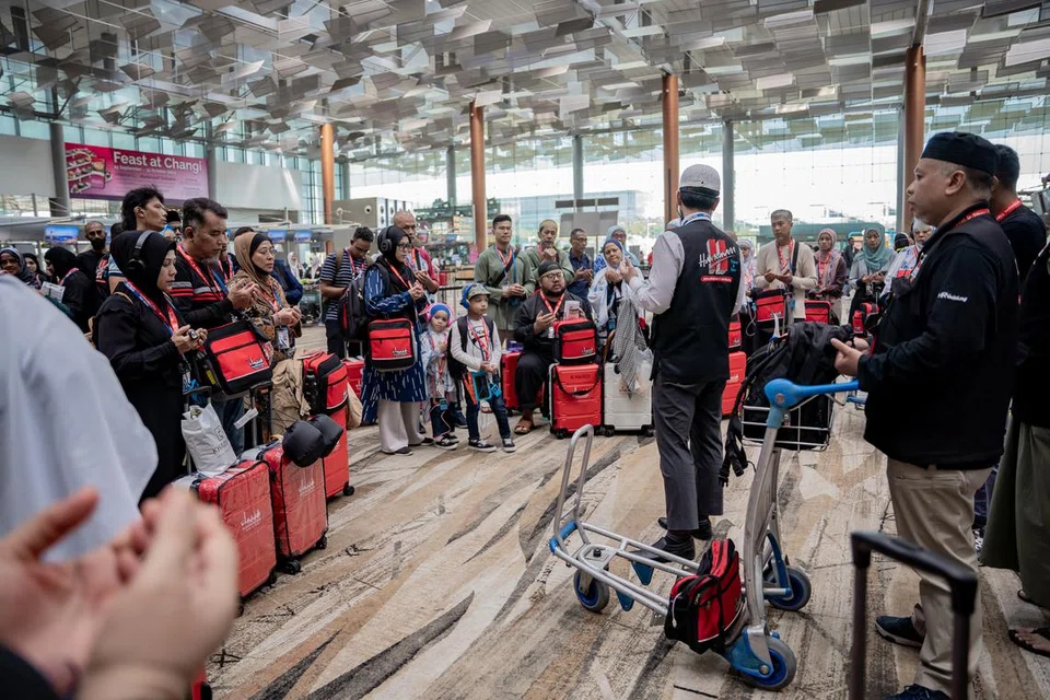 TAZKIRAH SEBELUM BERANGKAT: Para anggota rombongan mendengar penerangan ringkas oleh pengurus Hahnemann Travel & Tours, Ustaz Muhammad Ahmad, di Terminal 3, Lapangan Terbang Changi.