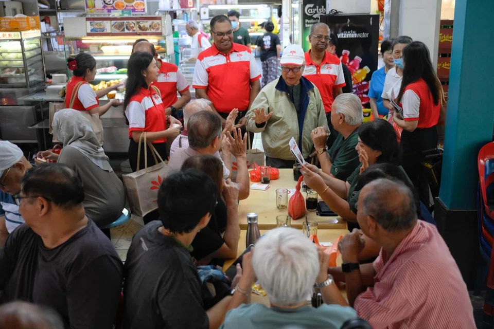 Pengerusi Parti Kemajuan Singapura (PSP), Dr Tan Cheng Bock (bertopi), dan anggota serta sukarelawan lain parti itu beramah tamah dengan penduduk semasa lawatan mereka di Keat Hong pada 12 Januari.