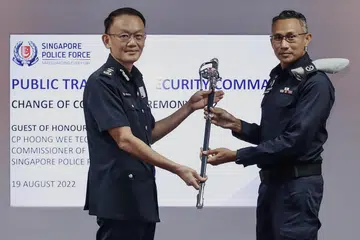 PELANTIKAN BARU: DAC Masagoes Idris Hussain (kanan) terima Pedang Pemerintah dari Pesuruhjaya Polis (CP) Hoong Wee Teck. - Foto SPF