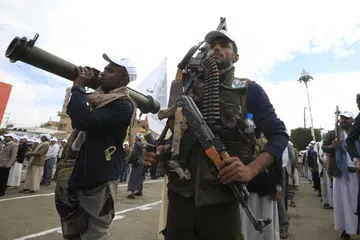 Anggota kumpulan Houthi membawa pelbagai senjata dalam satu perhimpunan bagi menunjukkan tentangan mereka terhadap serangan udara Amerika Syarikat dan Britain ke atas kedudukan mereka di Sana’a, Yaman, pada 8 Februari.