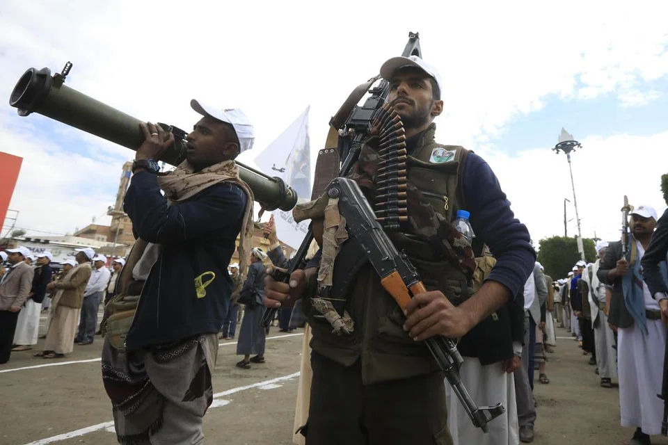 Anggota kumpulan Houthi membawa pelbagai senjata dalam satu perhimpunan bagi menunjukkan tentangan mereka terhadap serangan udara Amerika Syarikat dan Britain ke atas kedudukan mereka di Sana’a, Yaman, pada 8 Februari.