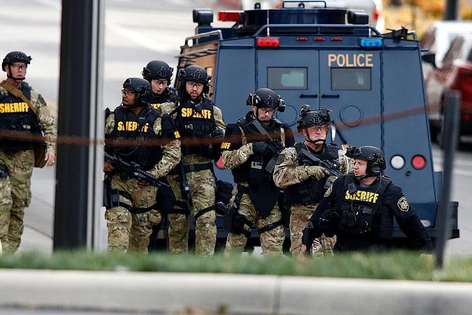 DITEMBAK MATI: Anggota keselamatan dikerah ke Universiti Ohio State setelah seorang suspek menyerang dengan kereta dan pisau sekumpulan pejalan kaki di kampus utama universiti itu. Lelaki yang dikenali sebagai Abdul Razak Ali Artan ditembak mati setelah mencederakan 11 orang. - Foto AFP