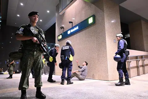 Pegawai Home Team dan Angkatan Bersenjata Singapura (SAF) menjalankan rondaan bersama di lokasi seperti stesen MRT dalam satu latihan menentang pengganasan di serata negara melibatkan Pasukan Polis Singapura (SPF), SAF, Pasukan Pertahanan Awam Singapura (SCDF) dan Penguasa Imigresen dan Pusat Pemeriksaan (ICA) pada 2024. Singapura mengamalkan pendekatan seluruh pemerintah, dengan bekerjasama dengan pelbagai agensi untuk mengenal pasti, menilai dan membangunkan huraian serta menyelaraskan respons bagi menangani risiko keselamatan negara.