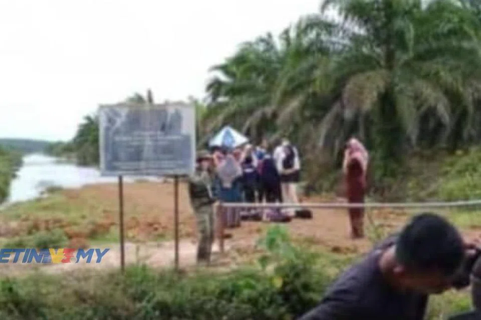 DITEMUI LEMAS: Lokasi dua remaja yang menjadi korban pertama banjir di Johor, selepas ditemukan lemas dalam parit yang ditakungi air banjir di Kampung Perpat, Kuala Sedeli, Kota Tinggi, Johor, pada tengah hari 10 Januari.