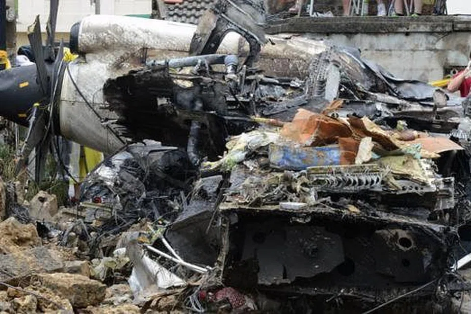 BANGKAI PESAWAT: Seorang pekerja berehat sebentar sambil minum air semasa mengumpul serpihan pesawat TransAsia Airways yang terhempas di Magong di Pulau Penghu. - Foto AFP