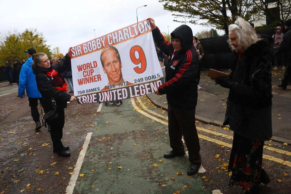 MASIH DIKASIHI: Maskipun Sir Bobby Charlton beraksi dalam era lampau, beliau terus dikasihi penyokong Manchester United sehingga ke hari ini.