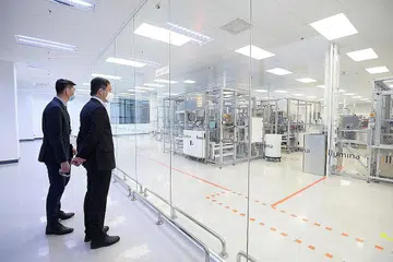 PERKEMBANG SEKTOR PERKILANGAN: Encik Chan Chun Sing bersama timbalan presiden dan pengurus besar Illumina Singapore, Encik Derric Lee, melawat prasarana syarikat tersebut semalam. Encik Chan menekankan Singapura ingin menarik syarikat seperti Illumina untuk merancakkan lagi bidang perkilangan. - KEMENTERIAN PERDAGANGAN DAN PERUSAHAAN