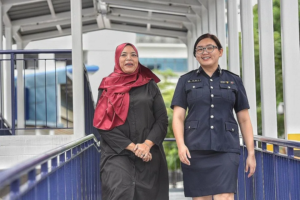 RELAWAN: Cik Nurul Shifa (kiri), relawan di bawah skim sokongan Skim sokongan itu dipanggil Skim Dewasa Sesuai bagi Suspek Muda (AAYS). Bersama dalam gambar adalah pegawai penyiasat SSG Neo Qiao Yi. - Foto BH oleh DESMOND WEE