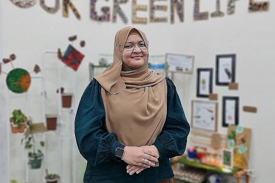 MINAT BERPUTIK: Daripada seorang guru tadika gantian, kini Cik Sabirah Mohamed Idris menjadi ketua pusat yang mengendalikan 126 kanak-kanak. - Foto NTUC FIRST CAMPUS' MY FIRST SKOOL @80 MARINE PARADE ROAD