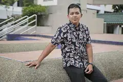PETAH BERPIDATO: Encik Luqmanul antara lima pemidato terbaik dalam pertandingan Pidato Antarabangsa Bahasa Melayu (PABM) di Malaysia tahun ini dalam kategori Alam Melayu. - Foto BH JEREMY KWAN