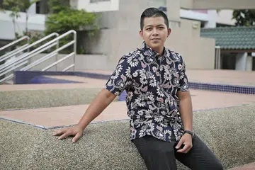 PETAH BERPIDATO: Encik Luqmanul antara lima pemidato terbaik dalam pertandingan Pidato Antarabangsa Bahasa Melayu (PABM) di Malaysia tahun ini dalam kategori Alam Melayu. - Foto BH JEREMY KWAN