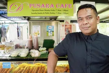 TARIK JEMAAH: Encik Rahmat Abdul Wahab, yang membuka D'Pusara Cafe, gembira kafe itu telah turut menarik jemaah ke Masjid Pusara Aman. Beliau juga memberitahu pernah ditertawakan beberapa rakannya apabila beliau mengajukan idea memulakan kafe tersebut. - Foto-foto JOHARI RAHMAT