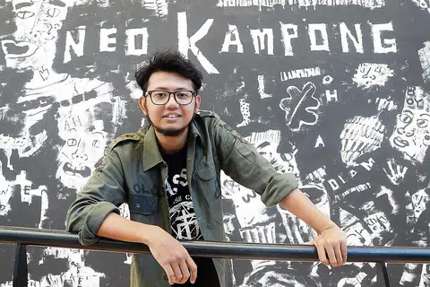 KEMBALI BERSENI: Encik Izzad Radzali Shah pernah putus asa dan tertanya-tanya tentang arah tujunya dalam seni, tetapi kini teruja berbekalkan peluang mengadakan pameran solo Matlamat Jangka Panjang di Institut Seni Kontemporari Singapura, Lasalle. - Foto JOHARI RAHMAT