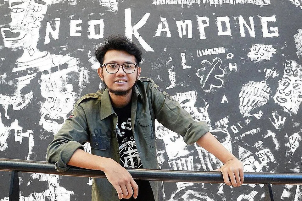 KEMBALI BERSENI: Encik Izzad Radzali Shah pernah putus asa dan tertanya-tanya tentang arah tujunya dalam seni, tetapi kini teruja berbekalkan peluang mengadakan pameran solo Matlamat Jangka Panjang di Institut Seni Kontemporari Singapura, Lasalle. - Foto JOHARI RAHMAT