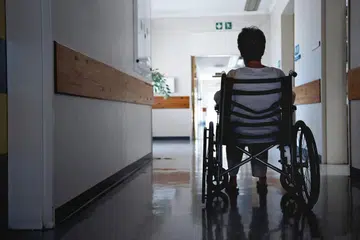 BUKAN PROSES PENUAAN: Tanggapan bahawa demensia adalah sebahagian proses penuaan atau penyakit tua adalah salah. Ia sebenarnya adalah kondisi otak yang melibatkan kemerosotan neuron, ibarat urat saraf kecut dan mati, yang memberi kesan kepada ingatan, proses pemikiran dan tingkah laku serta sosialisasi seseorang. - Foto ISTOCKPHOTO