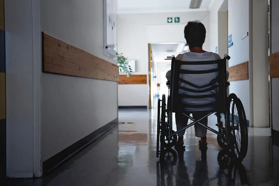 BUKAN PROSES PENUAAN: Tanggapan bahawa demensia adalah sebahagian proses penuaan atau penyakit tua adalah salah. Ia sebenarnya adalah kondisi otak yang melibatkan kemerosotan neuron, ibarat urat saraf kecut dan mati, yang memberi kesan kepada ingatan, proses pemikiran dan tingkah laku serta sosialisasi seseorang. - Foto ISTOCKPHOTO