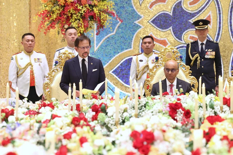 Lawatan negara tiga hari Presiden Tharman Shanmugaratnam (kanan) ke Brunei pada Januari 2024 adalah atas undangan  Sultan Hassanal Bolkiah.