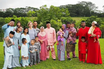 TIDAK KEKOK: Cik Sarita Birgit Takalahti (empat dari kiri) rasa cukup bertuah keluarga suaminya, Encik Muhammad Khidir Mohamed Yunus (belakangnya), sering membuatnya rasa selesa setiap kali bertemu. - Foto ihsan MUHAMMAD KHIDIR MOHAMED YUNUS