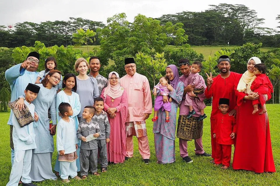 TIDAK KEKOK: Cik Sarita Birgit Takalahti (empat dari kiri) rasa cukup bertuah keluarga suaminya, Encik Muhammad Khidir Mohamed Yunus (belakangnya), sering membuatnya rasa selesa setiap kali bertemu. - Foto ihsan MUHAMMAD KHIDIR MOHAMED YUNUS