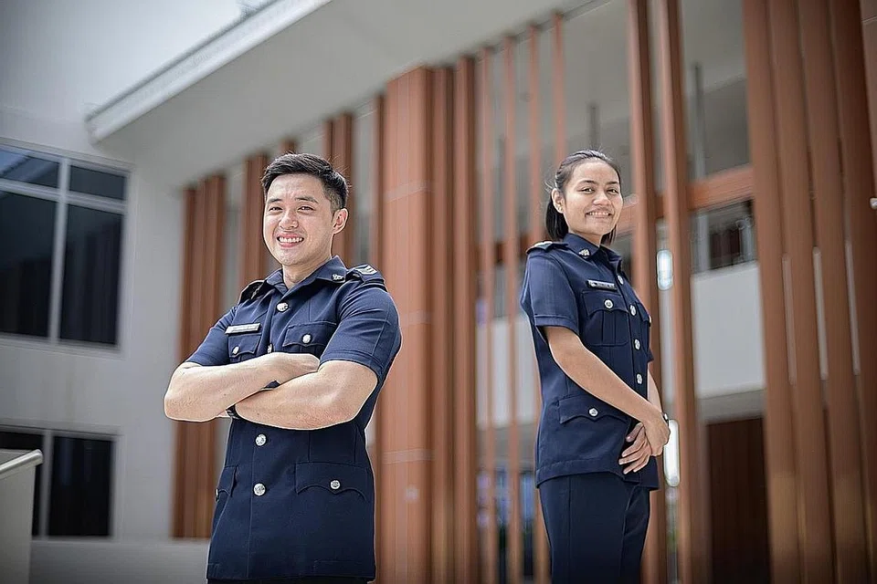 GIGIH CEGAH PESALAH BENTAN: RO Nadzirah Amir Hamzah dan Sarjan Kenneth Yang terdorong menyertai Perkhidmatan Penjara Singapura (SPS) kerana semangat ingin membantu pesalah pulih dan kembali ke pangkuan masyarakat. - Foto BH oleh HARITH MUSTAFFA