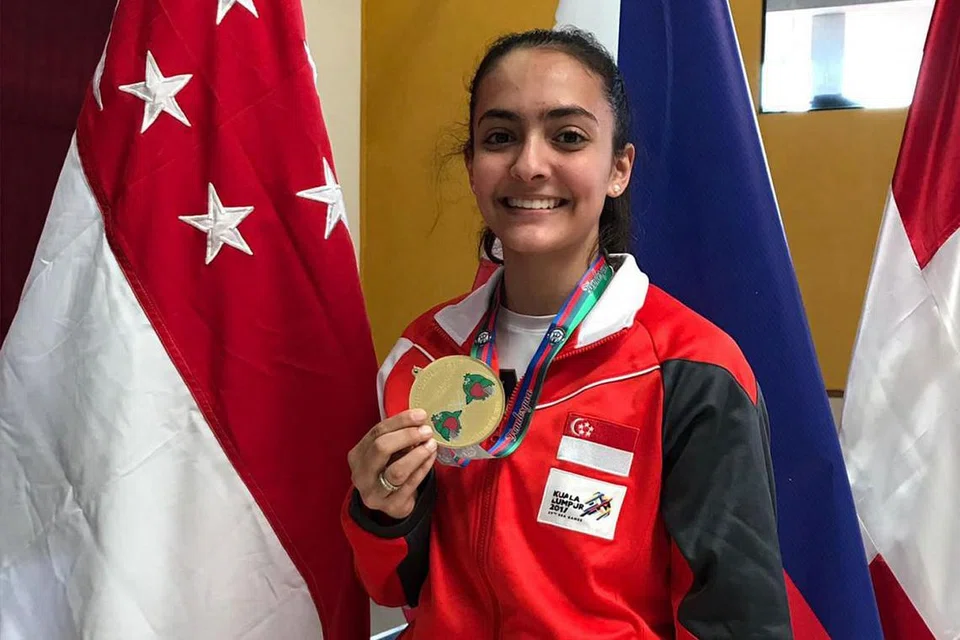 MEMBANGGAKAN: Amita Berthier dengan pingat emas yang dimenangi di Piala Dunia Junior di Guatemala Ahad lalu. - Foto PERSATUAN LAWAN PEDANG SINGAPURA