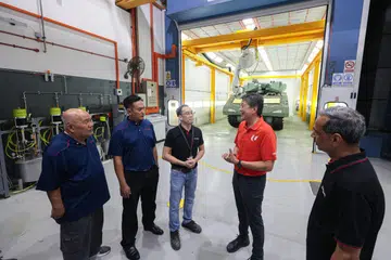 (Dari kiri) Presiden Kesatuan Sekerja ST Engineering (STESU), Encik Koh Ching Chuan, Setiausaha Agung STESU, Encik Sazali Zainal, Jurutera ST Engineering, Encik Leong Heng Weng, Setiausaha Agung Kongres Kesatuan Sekerja Kebangsaan (NTUC), Encik Ng Chee Meng, dan Presiden Pertahanan dan Keselamatan Awam ST Engineering, Encik Ravinder Singh.