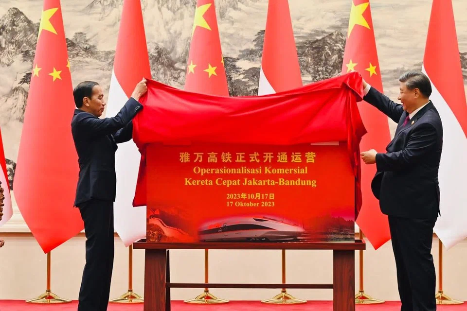 MENCARI PELABURAN CHINA: Presiden Indonesia, Encik Joko ‘Jokowi’ Widodo (kiri) bersama Presiden China, Encik Xi Jinping, di Beijing pada Selasa, dalam usaha Indonesia menarik pelaburan.
