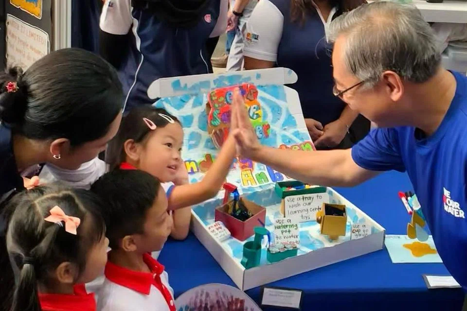 Timbalan Perdana Menteri (DPM) merangkap Menteri Perdagangan dan Perusahaan, Encik Gan Kim Yong (kanan), beramah mesra dengan kanak-kanak dari PCF Sparkletots@Jurong Central di reruai mereka. 