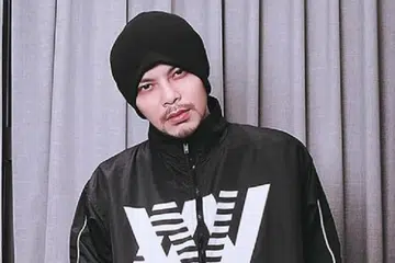 Penyanyi rap kontroversi Malaysia, Namewee atau nama sebenarnya, Wee Meng Chee, 42 tahun, ditahan reman bermula 5 Oktober, bagi membantu siasatan kes bunuh pempengaruh Taiwan dan baru berdepan tuduhan mengambil dan memiliki dadah di mahkamah pada 24 Oktober lalu.