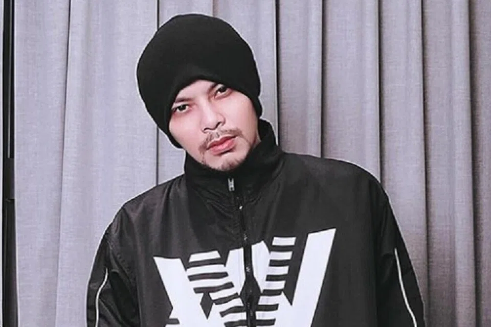 Penyanyi rap kontroversi Malaysia, Namewee atau nama sebenarnya, Wee Meng Chee, 42 tahun, ditahan reman bermula 5 Oktober, bagi membantu siasatan kes bunuh pempengaruh Taiwan dan baru berdepan tuduhan mengambil dan memiliki dadah di mahkamah pada 24 Oktober lalu.