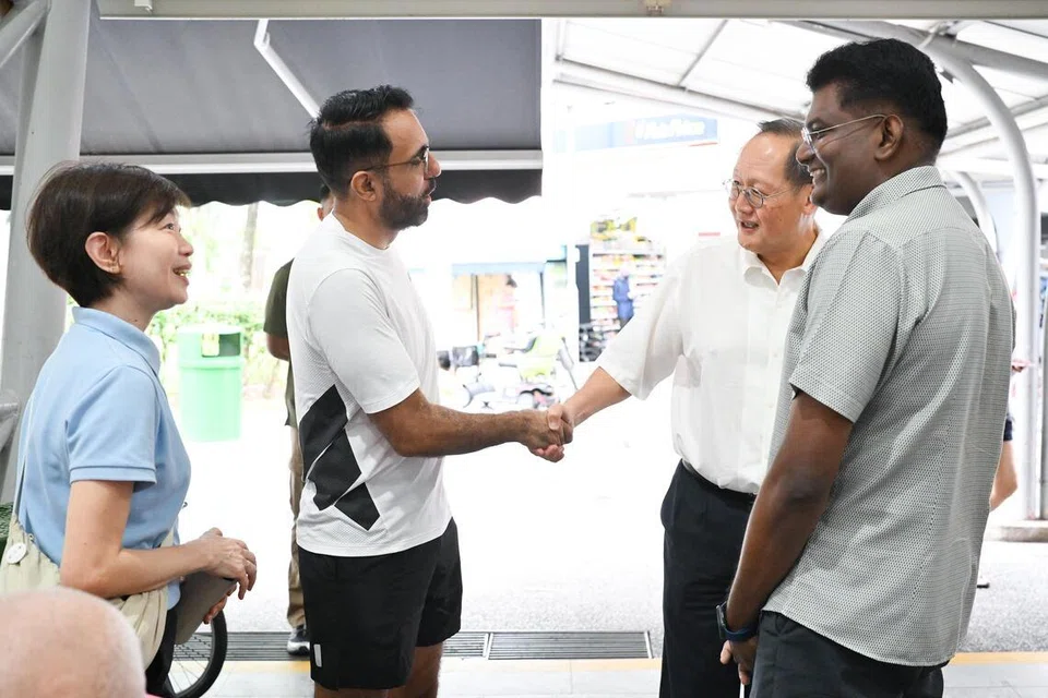 Dr Tan See Leng dan ketua Parti Pekerja (WP), Encik Pritam Singh, dilihat berjabat tangan ketika bertemu semasa berinteraksi bersama penduduk di pusat makanan 630 Bedok Reservoir Road.