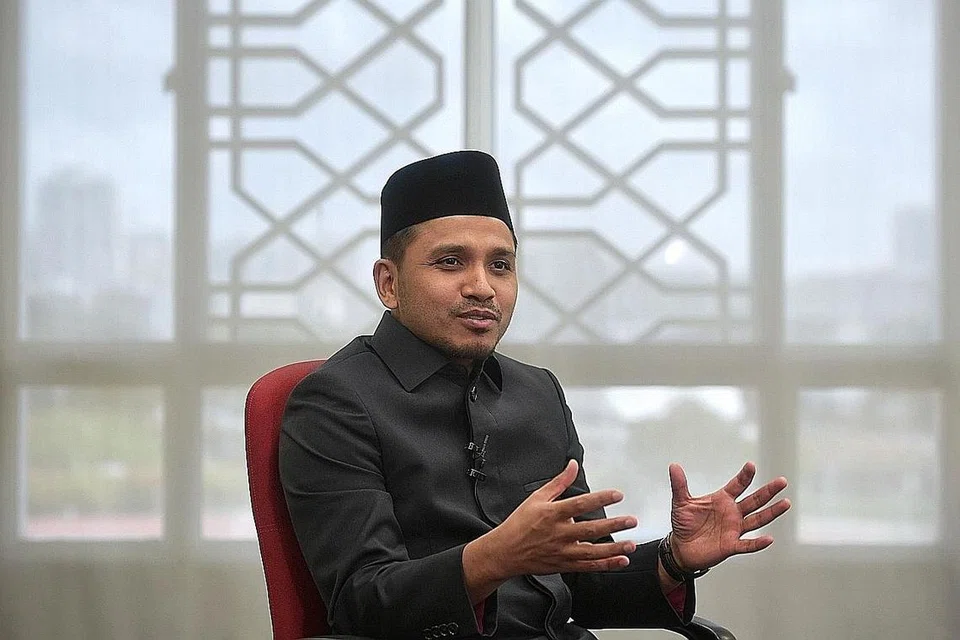 BERI JAMINAN: Mufti Dr Nazirudin Mohd Nasir memberi jaminan bahawa vaksin Covid-19 boleh digunakan. - Foto fail