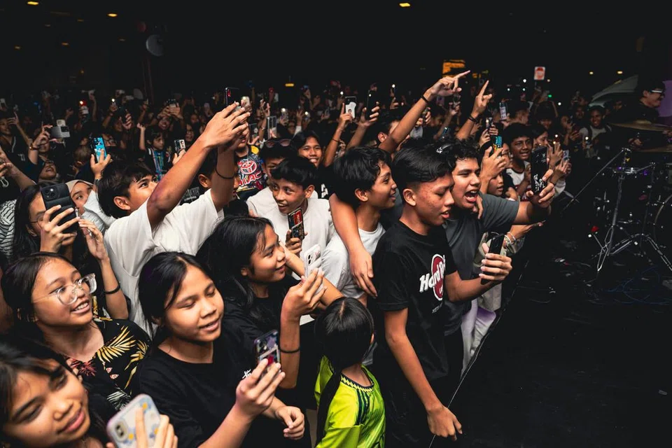 TERHIBUR: Ramai teruja dengan persembahan-persembahan semasa acara Bulan Bahasa di Kelab Masyarakat (CC) Keat Hong.