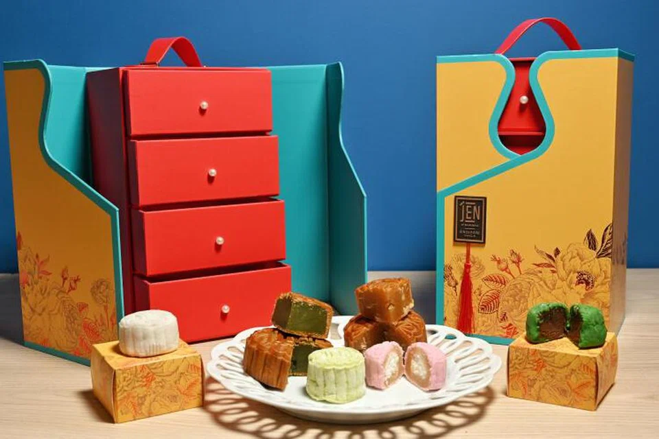 Kuih bulan mewah yang ditawarkan Hotel Jen Singapore Tanglin By Shangri La mempunyai perisa menarik, seperti kuih bulan ‘Milo Dinosaur’ (hijau, kanan). Bungkusannya juga cantik dan mempunyai nilai estetik.