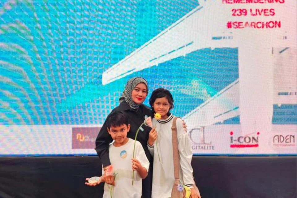 Cik Intan Maizura Othman (tengah), isteri kepada Mohd Hazrin Mohamed Hasnan, pramugara pesawat Boeing 777 Malaysia Airlines MH370 tidak pernah berhenti menanti jawapan misteri kehilangan pesawat malang berkenaan pada 8 Mac 2014.
