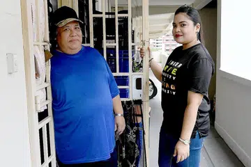 JIRAN BANTU JIRAN: Kehidupan Encik Shamsor Khamis (kiri), yang sebelum ini lebih suka menyendiri setelah tidak bekerja sekitar lapan tahun lalu, berubah setelah jirannya yang juga sukarelawan Free Food For All (FFFA), Cik Suliawati Samsuri (kanan), mengetuk pintu rumah Encik Shamsor untuk memberikan makanan dan mengajaknya menjadi sukarelawan membantu jiran lain yang susah. - Foto BM oleh KHALID BABA