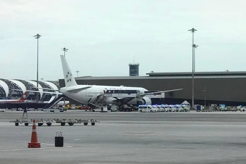 Pesawat penerbangan SQ 321 dari London ke Singapura mengalami gelora udara dan terpaksa melakukan pendaratan cemas di Lapangan Terbang Suvarnabhumi, Thailand, pada 3.45 petang 21 Mei.