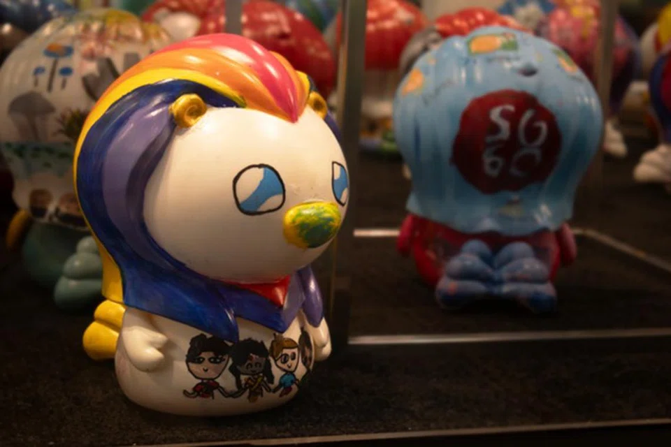 Merlion, simbol negara, dibayangkan semula sebagai kanvas bercerita dengan setiap patung memaparkan renungan peribadi kanak-kanak tentang keharmonian kaum.