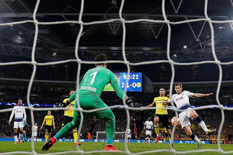 GOL KEDUA: Pemain Tottenham Hotspur, Jann Vertonghen, menjaringkan gol dalam perlawanan menentang Borussia Dortmund pada aksi Liga Juara-Juara di Wembley, semalam. - Foto AFP