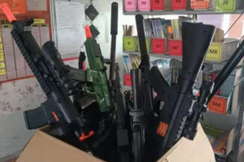 BEKALAN SENJATA: Pistol mainan dibawa ke sekolah di Malaysia sebagai sebahagian daripada program untuk menunjukkan sokongan kepada rakyat Palestin.