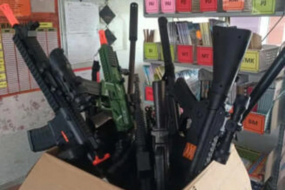 BEKALAN SENJATA: Pistol mainan dibawa ke sekolah di Malaysia sebagai sebahagian daripada program untuk menunjukkan sokongan kepada rakyat Palestin.