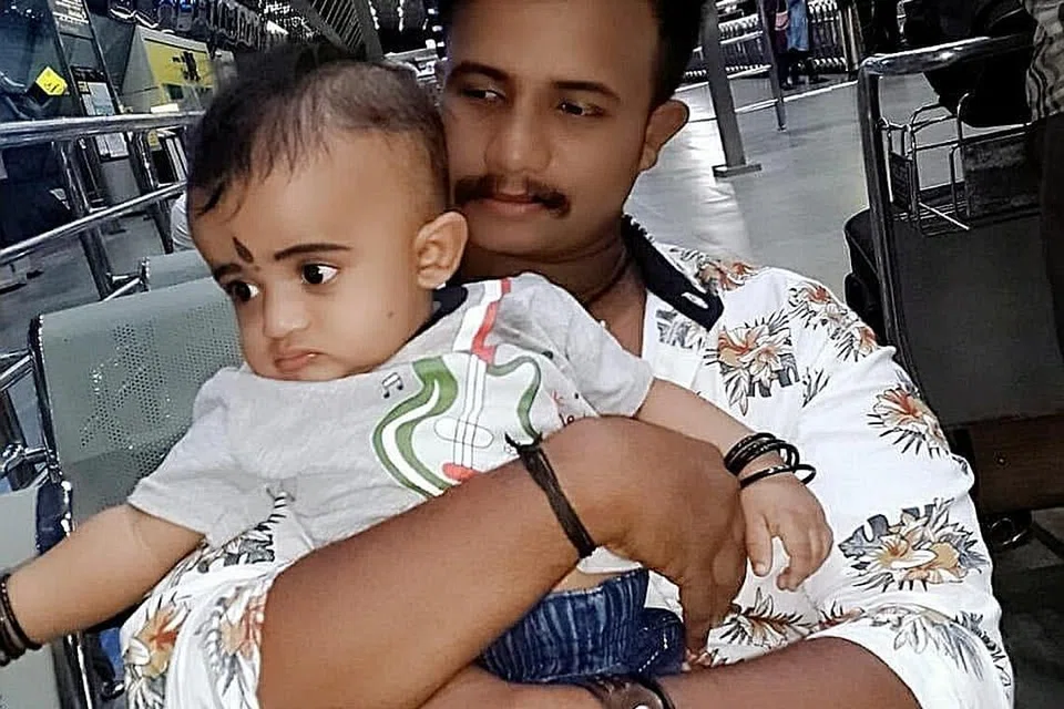 TINGGALKAN ISTERI DAN ANAK: Encik Sugunan Sudheeshmon, pekerja migran kedua terkorban kelmarin menyusuli kemalangan di PIE Selasa lalu, mempunyai seorang isteri dan anak berusia setahun di India. - Foto ITSRAININGRAINCOATS