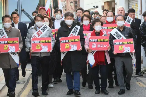 Ahli Parlimen Kristian daripada parti pemerintah Parti Kuasa Rakyat (PPP) bersama Jeon Han-gil (tengah, hadapan), seorang pengajar sejarah Korea yang popular, berjalan berhampiran Mahkamah Perlembagaan di Seoul, Korea Selatan, pada 14 Mac 2025.
Penunjuk perasaan sedang berusaha menggesa mahkamah supaya menolak usul pemecatan terhadap Presiden Korea Selatan, Yoon Suk Yeol, yang dikemukakan pembangkang susulan tindakan beliau mengisytiharkan undang-undang tentera secara singkat pada Disember lalu.