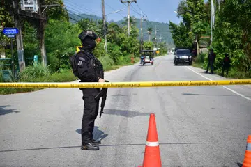 Anggota tentera Thailand berkawal di sebuah pusat pemeriksaan di daerah Cho Airong, wilayah Narathiwat, selatan Thailand, pada 23 Ogos 2026, selepas sebuah menara telekomunikasi menjadi sasaran serangan. Puluhan serangan terancang menggunakan bom dan perbuatan membakar berlaku di Narathiwat, Pattani dan Yala pada malam sebelumnya, menyebabkan orang awam cedera serta kemudahan pemerintah dan awam rosak. Pihak tentera percaya keganasan terbaru itu mungkin tindakan balas rangkaian haram yang terjejas akibat operasi membanteras penyeludupan, pengedaran dadah dan kegiatan haram di wilayah selatan.