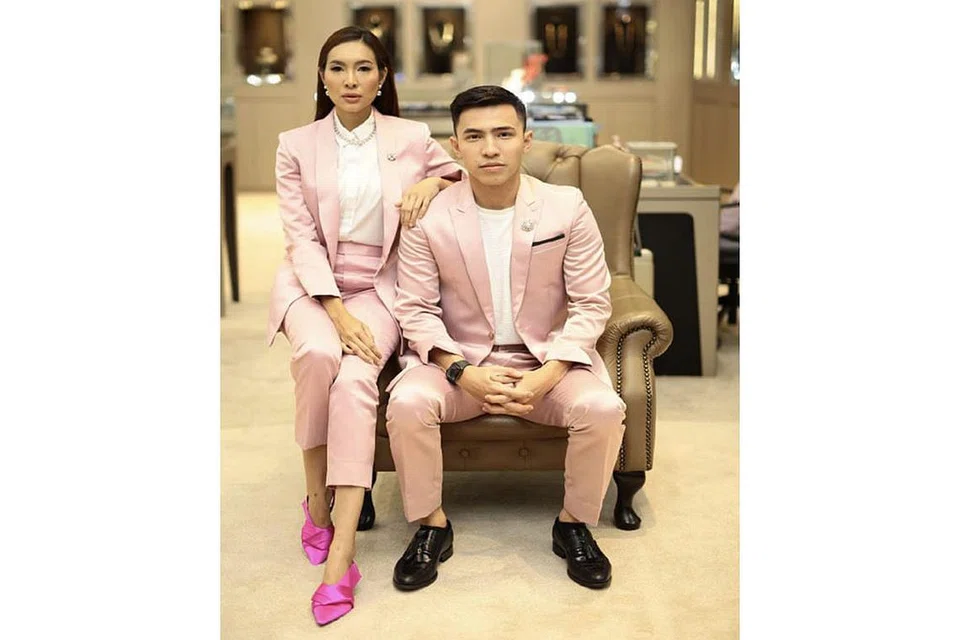 KEMATANGAN DIUTAMAKAN: Intan Ladyana (kiri) melihat pada kematangan dan kesediaan bakal suaminya, Harris Alif, ketika menerima lamaran penyanyi dan pengacara itu. - Foto INSTAGRAM HARRIS ALIF