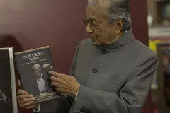 PELANCARAN MEMOIR: Tun Dr Mahathir di sidang akhbar semasa pelancaran memoir terbaharunya, bertajuk "Capturing Hope: The Struggle Continues For A New Malaysia" (Mendakap Harapan: Perjuangan Berterusan Bagi Sebuah Malaysia Baru) kelmarin. - Foto EPA-EFE
