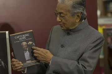 PELANCARAN MEMOIR: Tun Dr Mahathir di sidang akhbar semasa pelancaran memoir terbaharunya, bertajuk "Capturing Hope: The Struggle Continues For A New Malaysia" (Mendakap Harapan: Perjuangan Berterusan Bagi Sebuah Malaysia Baru) kelmarin. - Foto EPA-EFE
